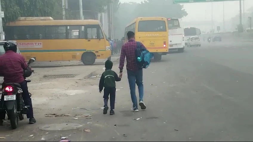 Noida में बढ़ते प्रदूषण के कारण जिला प्रशासन ने स्कूलों को हाइब्रिड मोड में संचालित करने का आदेश दिया। अब अभिभावक तय कर सकेंगे कि बच्चे स्कूल जाएं या ऑनलाइन पढ़ाई करें। AQI बढ़ने के बाद बच्चों के स्वास्थ्य को ध्यान में रखते हुए फैसला लिया गया।