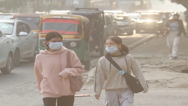 Delhi में लगातार बढ़ते प्रदूषण को देखते हुए सरकार ने सभी सरकारी व प्राइवेट दफ्तरों में 50% स्टाफ को वर्क फ्रॉम होम का आदेश दिया है। AQI 396 तक पहुंचा। पढ़ें पूरी खबर।