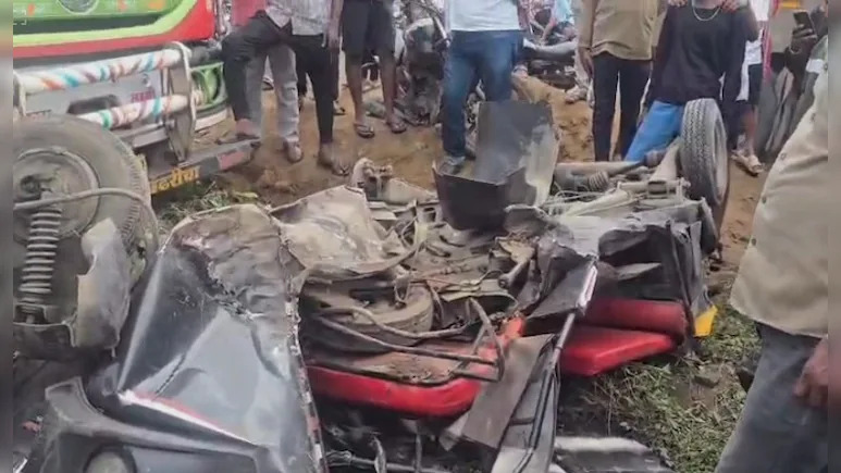 Gujarat मुंबई के वसई के नालासोपारा इलाके में तेज रफ्तार ट्रक ने रिक्शा और बाइक को टक्कर मार दी। हादसे में पिता और बेटे की मौके पर ही मौत हो गई, जबकि बाइक सवार गंभीर रूप से घायल है। पुलिस ने जांच शुरू की है।