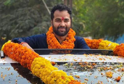 mokama बिहार के मोकामा में अनंत सिंह की गिरफ्तारी के बाद सियासी माहौल गरमा गया है। जनसुराज प्रत्याशी पीयूष प्रियदर्शी ने Bhartiya TV से कहा कि उनकी कभी भी गिरफ्तारी हो सकती है। दुलारचंद यादव की हत्या के बाद चुनाव आयोग ने मोकामा एसपी को हटाया और दो थाना प्रभारियों को किया सस्पेंड।