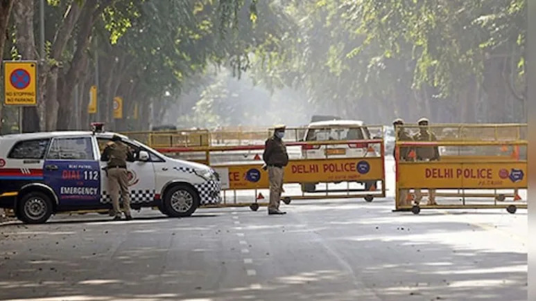 Delhi के महिपालपुर में रेडिशन होटल के पास तेज धमाके जैसी आवाज सुनाई देने से अफरातफरी मच गई। लाल किले धमाके के बाद बढ़े तनाव के बीच इस घटना ने दहशत बढ़ाई, लेकिन जांच में पता चला कि यह DTC बस का टायर फटने की आवाज थी। कोई विस्फोट नहीं हुआ।