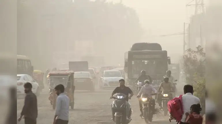 Delhi का AQI 400 के आसपास पहुंच गया है, जो ‘बहुत खराब’ और ‘गंभीर’ श्रेणी के बीच माना जाता है। कई इलाकों में प्रदूषण 392 तक चला गया है। धूल, PM2.5 और जहरीली गैसों की वजह से फेफड़ों व दिल के मरीजों पर खतरा बढ़ गया है। ऑपरेशन क्लीन एयर में एमसीडी सड़कों पर भारी धूल मिली।