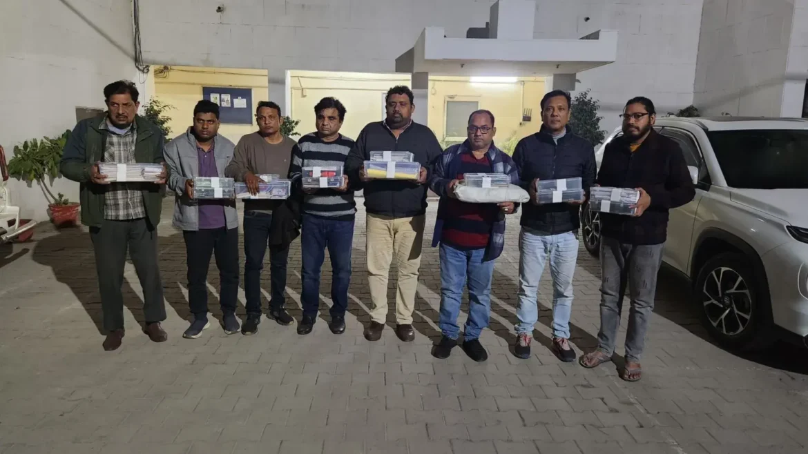 Greater Noida में STF ने बिल्डरों से सांठगांठ कर 10 बैंकों से 100 करोड़ की ठगी करने वाले गिरोह का भंडाफोड़ किया। फर्जी दस्तावेज पर लोन दिलाने वाले 8 आरोपी पकड़े गए। आरोपियों के पास से पासबुक, आधार, पैन, डेबिट कार्ड और लग्जरी कारें बरामद। पूरा मामला पढ़ें।