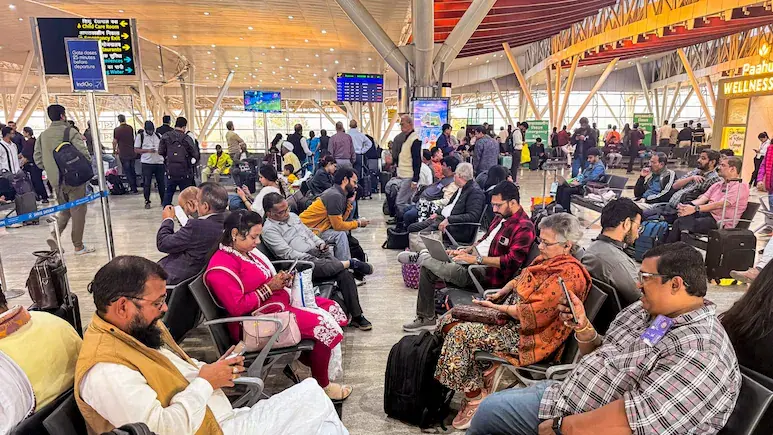 indigo संकट ने घरेलू हवाई किराए को आसमान पर पहुंचा दिया है। दिल्ली से चेन्नई और रांची की फ्लाइट 80 हजार पार, जबकि लंदन का टिकट सिर्फ 25 हजार। DGCA ने वीकली रेस्ट वाला आदेश वापस लिया, लेकिन यात्रियों की परेशानी बढ़ती जा रही है। पूरी रिपोर्ट पढ़ें।