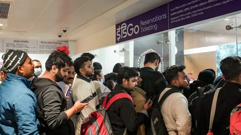 indigo के ऑपरेशनल संकट के बीच हवाई किराए में अचानक बढ़ोतरी को रोकने के लिए सरकार ने सभी प्रभावित रूटों पर फेयर कैप लागू कर दिया है। जानें किस दूरी पर अब कितना अधिकतम किराया लगेगा और सरकार यात्रियों के हित में कैसे मॉनिटरिंग करेगी।