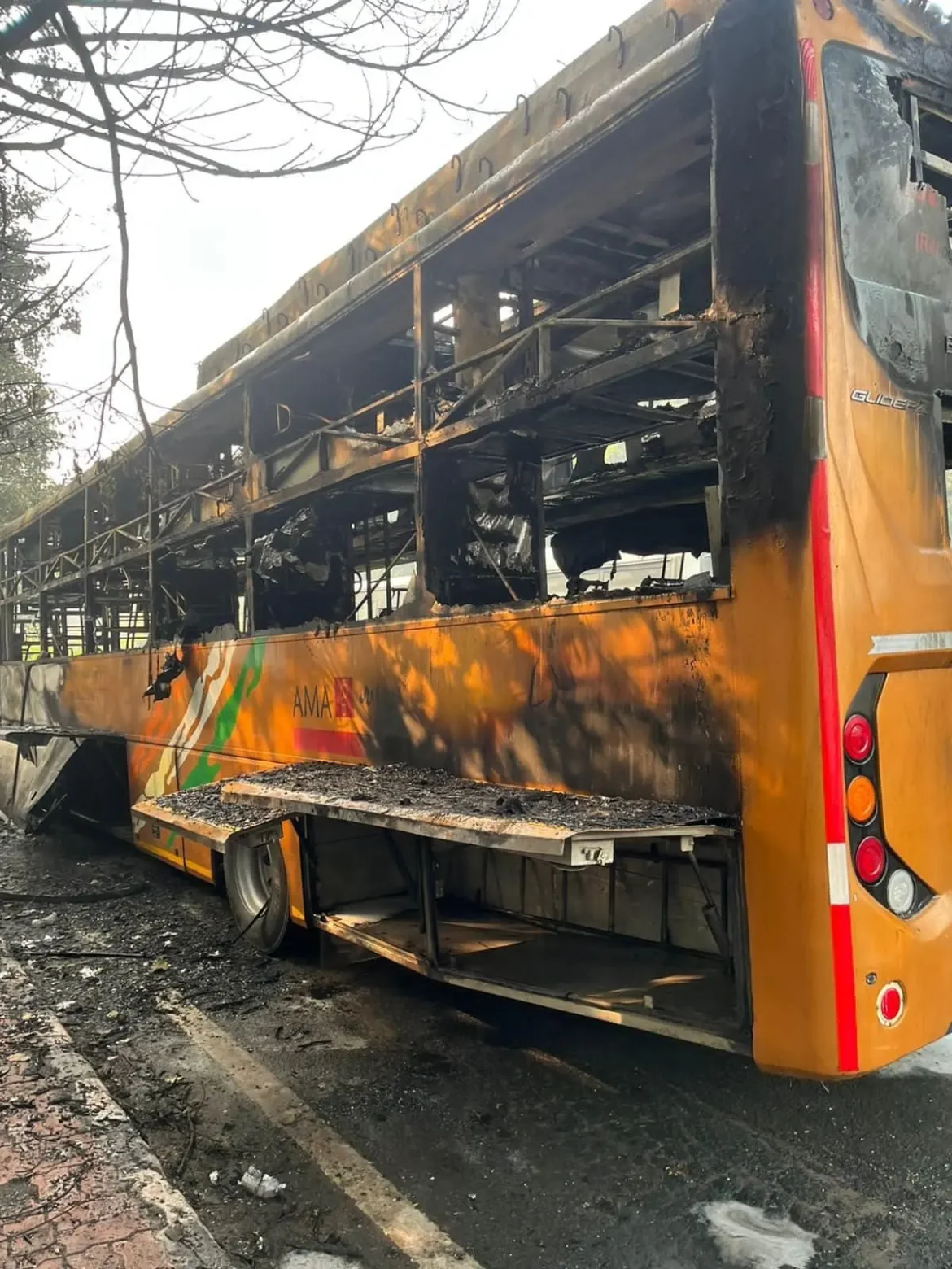 Delhi bus के सिविल लाइन्स में यात्रियों से भरी बस अचानक आग की लपटों में घिरकर पूरी तरह जलकर खाक हो गई। बस में अवैध वाणिज्यिक सामान भी भरा था, जिससे स्थिति और खतरनाक हो गई। हादसा राज्यपाल और मुख्यमंत्री आवास के पास हुआ। जांच में कई गंभीर लापरवाहियां सामने आईं।