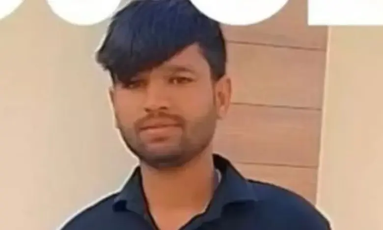 Greater Noida में 24 साल के मनीष की हत्या का चौंकाने वाला मामला सामने आया है। तीन दिन की तलाश के बाद एनडीआरएफ को उसका शव नहर किनारे मिला। मनीष 29 नवंबर को दोस्तों के साथ गया था और लौटकर नहीं आया। पुलिस ने दोनों आरोपियों को गिरफ्तार कर हत्या की साजिश का खुलासा किया।