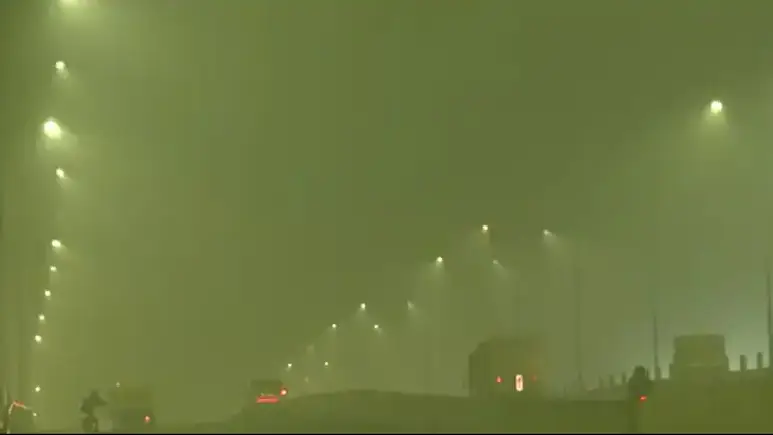 Delhi , नोएडा और ग्रेटर नोएडा में AQI 450 के पार पहुंचा। GRAP-4 लागू, डॉक्टरों ने मास्क पहनने और बाहर कम निकलने की दी सलाह। पूरी खबर पढ़ें।