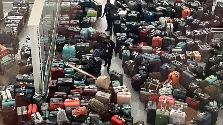 Indigo Crisis Ground Report: दिल्ली एयरपोर्ट पर उड़ानें रद्द होने के बाद स्थिति में सुधार शुरू, लेकिन लगेज की समस्या अभी भी बनी हुई है। कई यात्री दो दिनों से फंसे, टर्मिनल-1 पर बैगों का अंबार। कुछ यात्रियों को एयरलाइन की मदद से राहत भी मिली। पूरी रिपोर्ट पढ़ें।