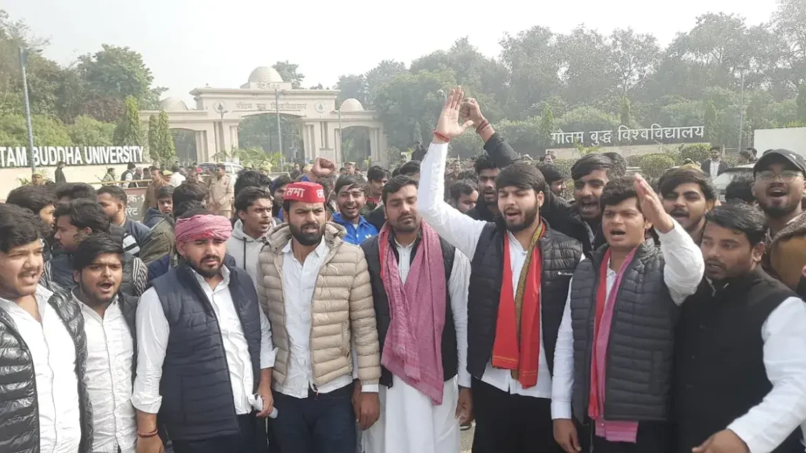 Gautam Buddha University में नियुक्ति और फीस में धांधली के आरोपों को लेकर समाजवादी छात्र सभा ने मुख्य गेट पर प्रदर्शन किया। ज्ञापन सौंपा गया, 10 तारीख के बाद बड़े धरने की चेतावनी दी गई।